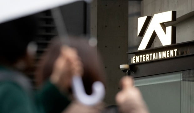 因歪曲歷史爭議的電視劇《朝鮮驅魔師》，YG娛樂、SBS等相關項目的市價總額蒸發了700億韓元以上